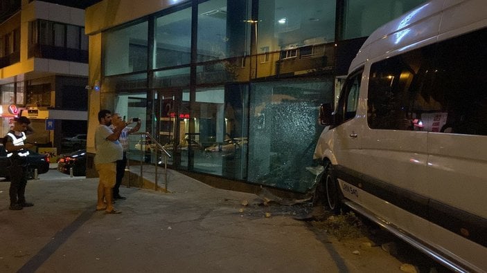 Kağıthane’de öksürük krizi tutan şoför, aracıyla bankaya girdi