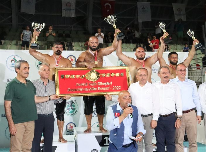 Denizli Yağlı Güreşleri'nde Orhan Okulu başpehlivan
