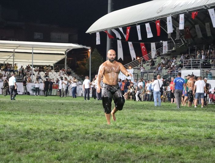 Denizli Yağlı Güreşleri'nde Orhan Okulu başpehlivan