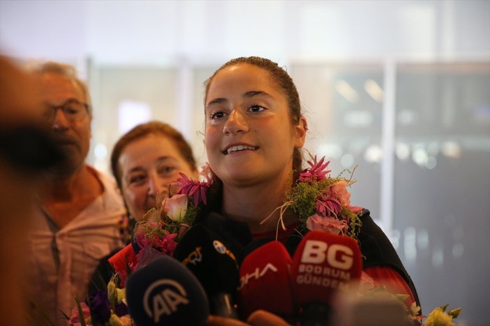 Genç yüzücü Aysu Türkoğlu, Bodrum'da coşkuyla karşılandı