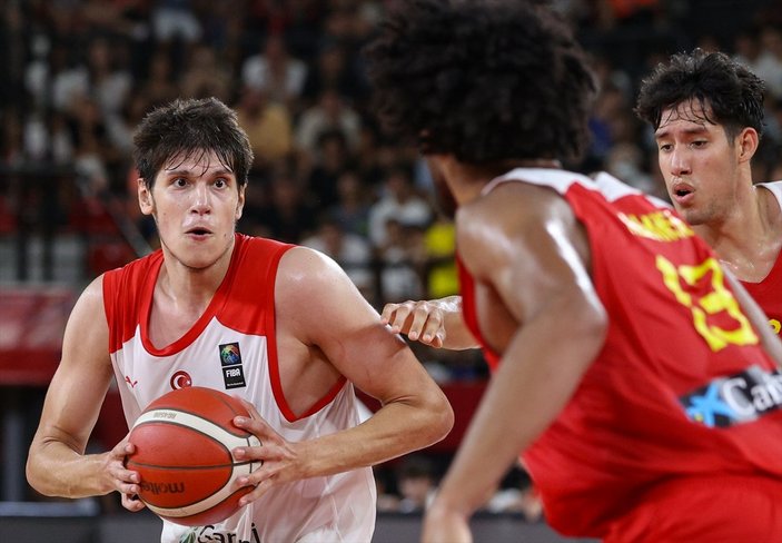 18 yaş altı basketbolcular Avrupa'da ilk yenilgiyi İspanya'ya karşı aldı