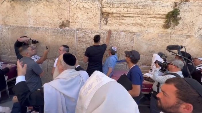 Enes Kanter, Ağlama Duvarı'nda dua ederek poz verdi