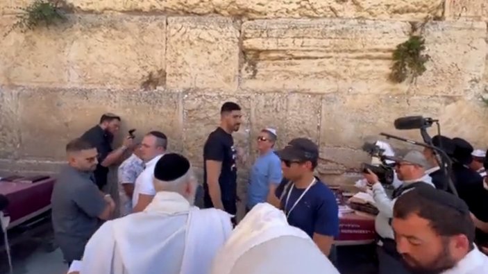 Enes Kanter, Ağlama Duvarı'nda dua ederek poz verdi