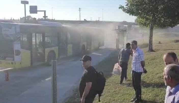 Arnavutköy’de İETT otobüsünün motoru yandı