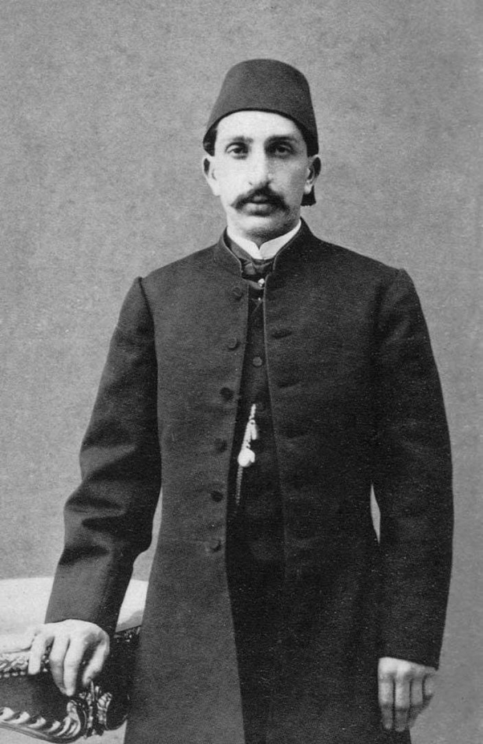 Zülfü Livaneli'nin Kaplanın Sırtında romanı, Türkiye'nin bir dönemine ışık tutuyor