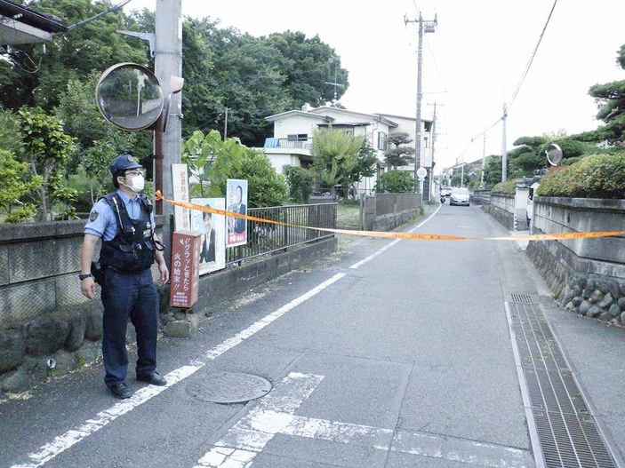 Japonya’da yolda yürüyen adama kılıçla saldırdı