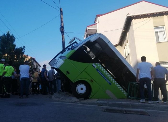 Kocaeli'de içinde yolcu olan otobüs 5 metre yükselikten düştü