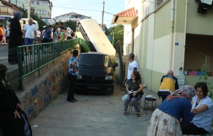 Kocaeli'de içinde yolcu olan otobüs 5 metre yükselikten düştü