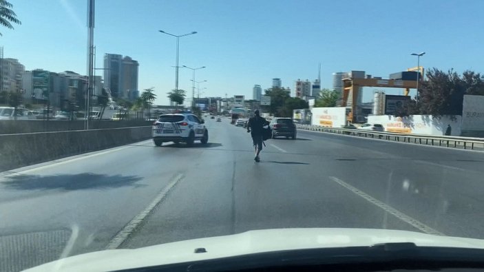Ataşehir’de, bıçaklı saldırgan D-100 trafiğini birbirine kattı