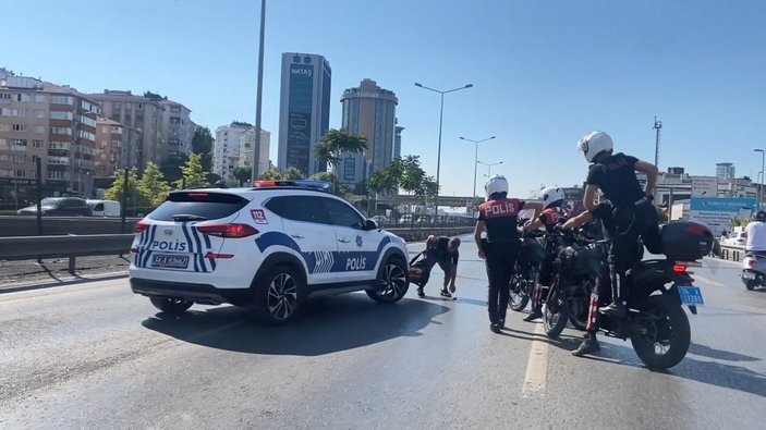 Ataşehir’de, bıçaklı saldırgan D-100 trafiğini birbirine kattı