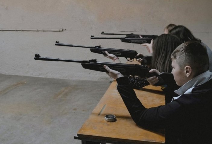 Ukraynalı çocuklara okulda silah eğitimi