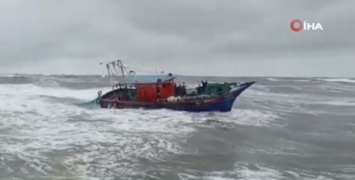 Hindistan’da balıkçı gemisinden 3 kişi suya düştü