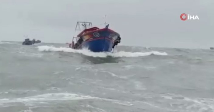 Hindistan’da balıkçı gemisinden 3 kişi suya düştü