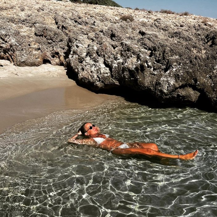 Saba Tümer'in bikinili pozları olay yarattı! 'Deniz kızı görse kıskanır'