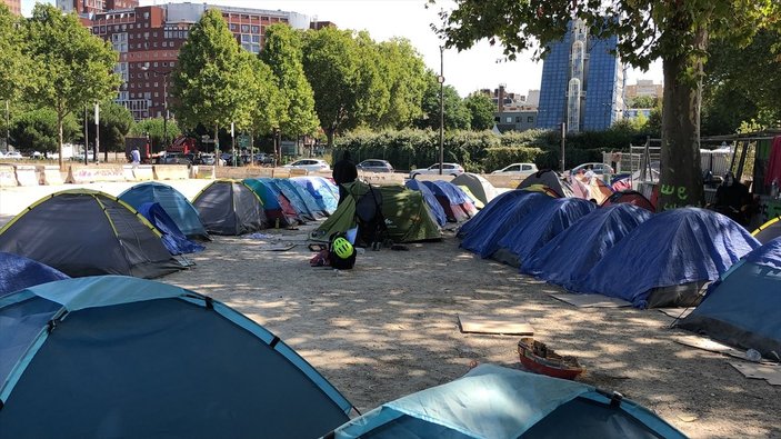 Fransa'da kavurucu sıcaklarda çadırlarda yaşayan evsizler