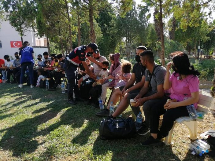 İzmir'de 855 göçmen yakalandı, Göç İdaresi’ne teslim edildi