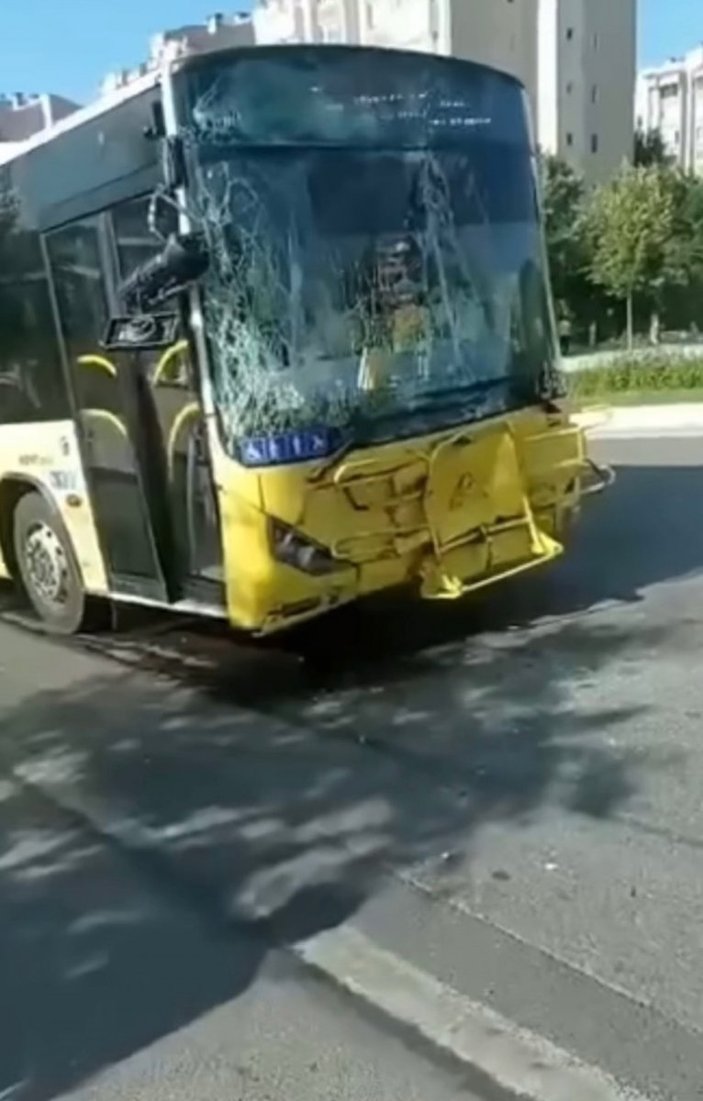 Pendik'te otobüs minibüse çarptı, yolcu direkle savruldu