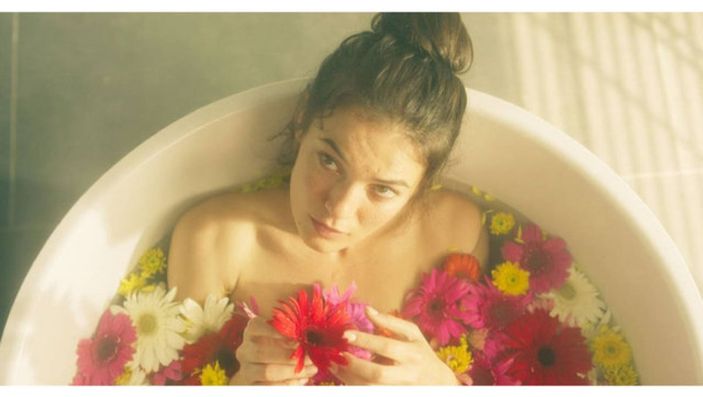 Pınar Deniz ve Uraz Kaygılaroğlu aynı dizide buluştu! Disney Plus'un Avcı dizisinden yeni kareler...