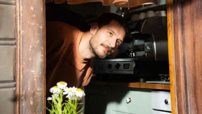 Pınar Deniz ve Uraz Kaygılaroğlu aynı dizide buluştu! Disney Plus'un Avcı dizisinden yeni kareler...