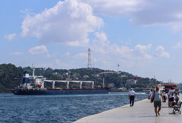 Ukrayna'dan çıkan ilk tahıl gemisi İstanbul Boğazı'nı geçti