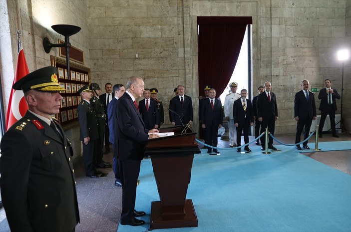 Cumhurbaşkanı Erdoğan, YAŞ öncesi Anıtkabir'e gitti