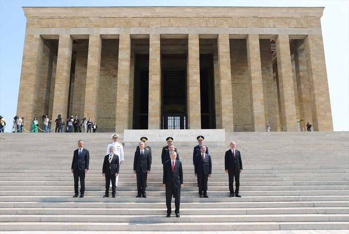 Cumhurbaşkanı Erdoğan, YAŞ öncesi Anıtkabir'e gitti