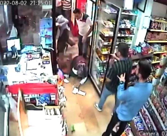Ümraniye’de 50 kişilik grup satır ve sopalarla markete saldırdı