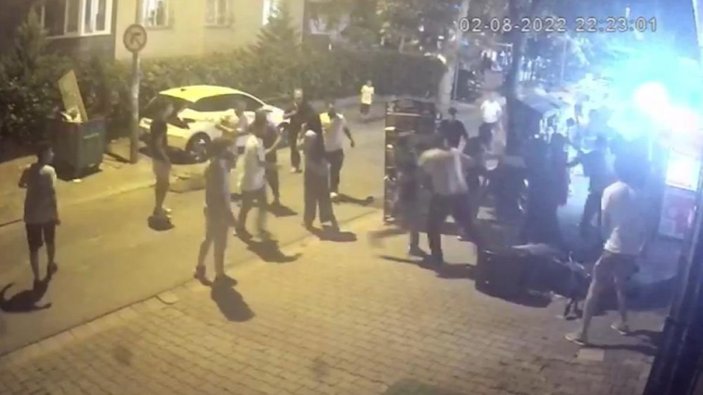 Ümraniye’de 50 kişilik grup satır ve sopalarla markete saldırdı