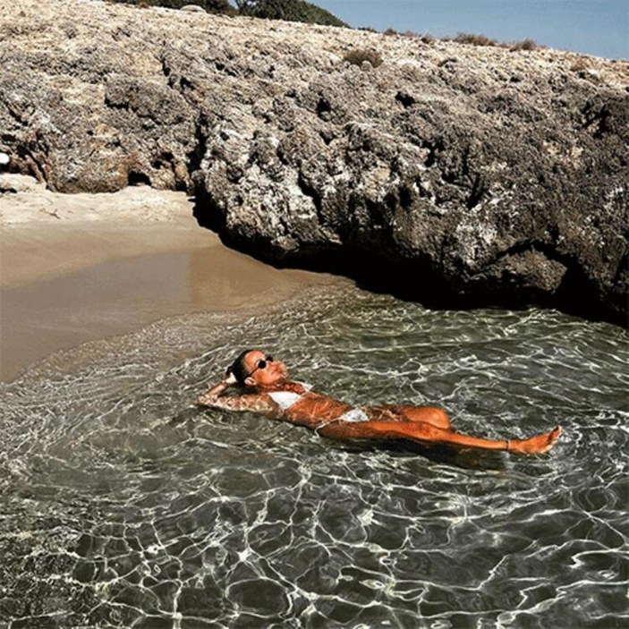 Saba Tümer'den bikinili poz