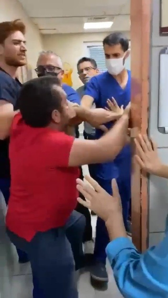 Bursa'da maske takmasını isteyen doktora saldırdı