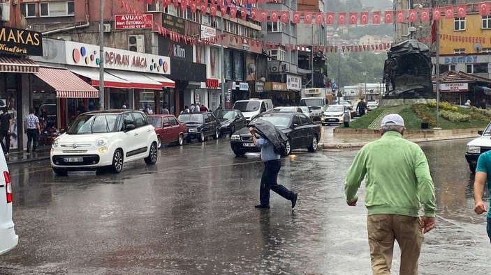 Zonguldak’ta aniden bastıran yağmur serinletti