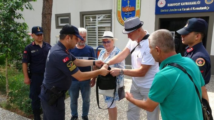 Antalya'da çantalarını kaybeden Rus çifte çantaları teslim edildi