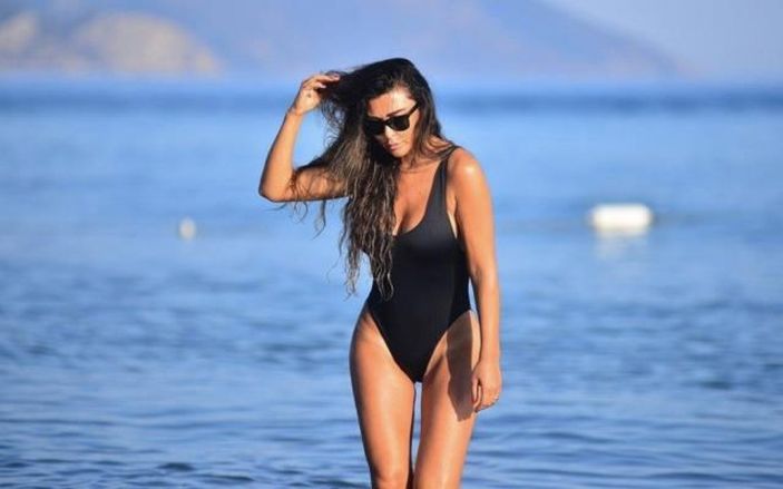 Selen Görgüzel yırtmaçlı elbisesiyle sınırları zorladı! 'Taş gibisin..'