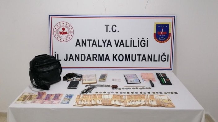 Antalya'da çantalarını kaybeden Rus çifte çantaları teslim edildi