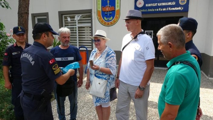 Antalya'da çantalarını kaybeden Rus çifte çantaları teslim edildi
