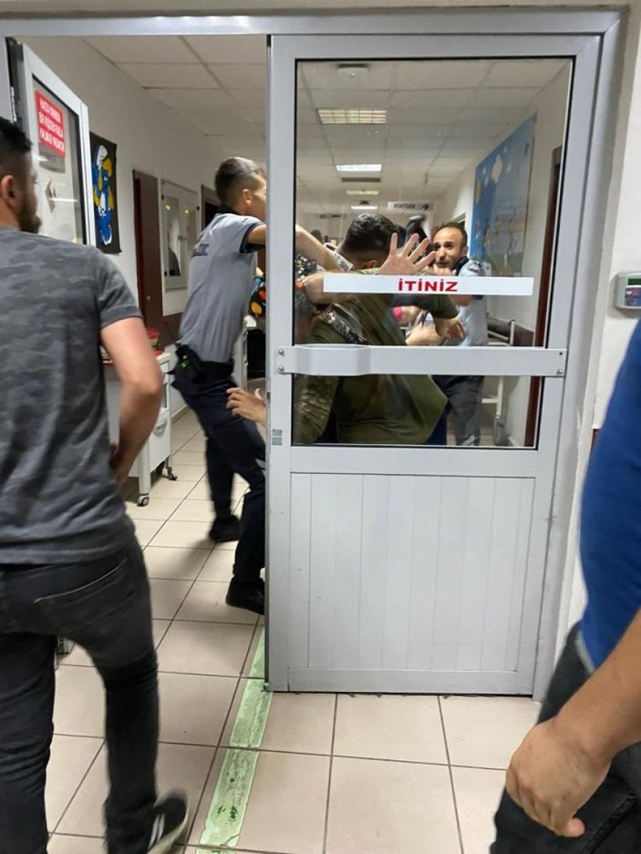 Kayseri'de, hasta yakınları acil servisi birbirine kattı