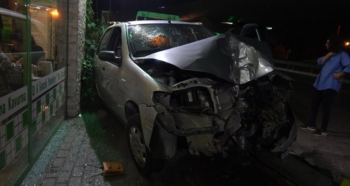 Bursa'da kontrolden çıkan araç direğe çarptı: 3 yaralı