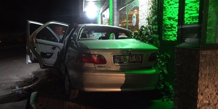 Bursa'da kontrolden çıkan araç direğe çarptı: 3 yaralı