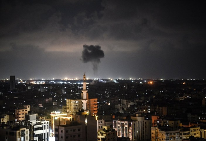 İsrail, abluka altındaki Gazze Şeridi'ni bombaladı