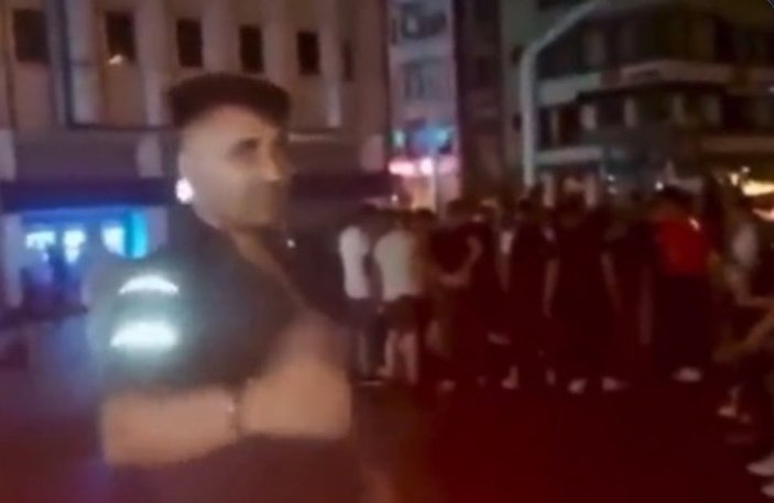 Taksim'de, Suriye sloganlarıyla eğlenen grubun arasına daldı: Burası Türkiye, dağılın