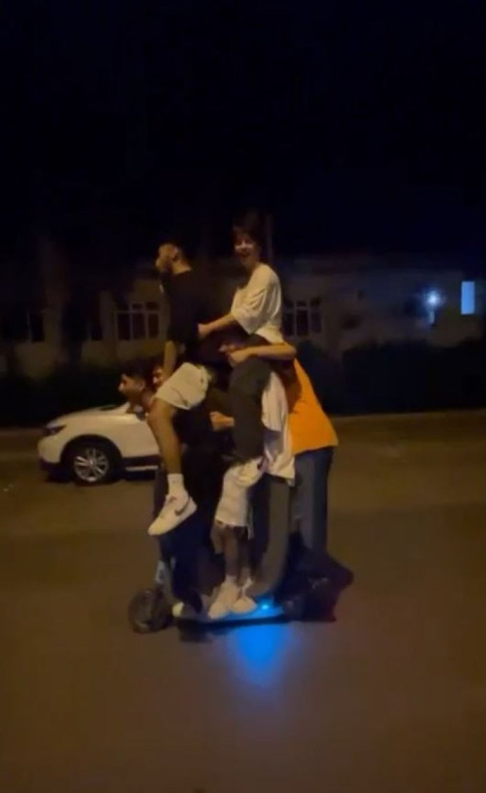 Antalya'da elektrikli scootere 6 kişi bindiler