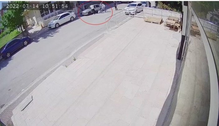 Kocaeli'de caddede yürüyen şahıs 4 kişi tarafında sopalarla darbedildi