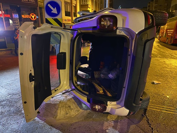 Ümraniye'de iki otomobilin çarpışması sonucu 2 kişi yaralandı