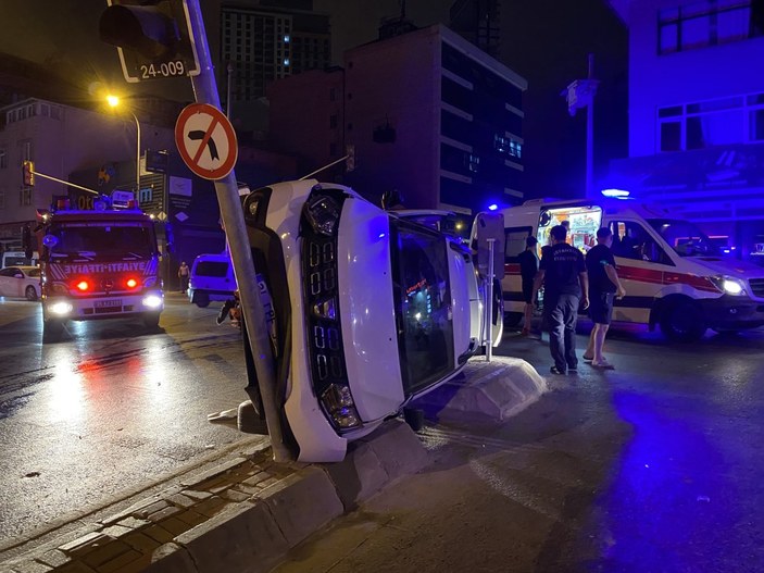Ümraniye'de iki otomobilin çarpışması sonucu 2 kişi yaralandı