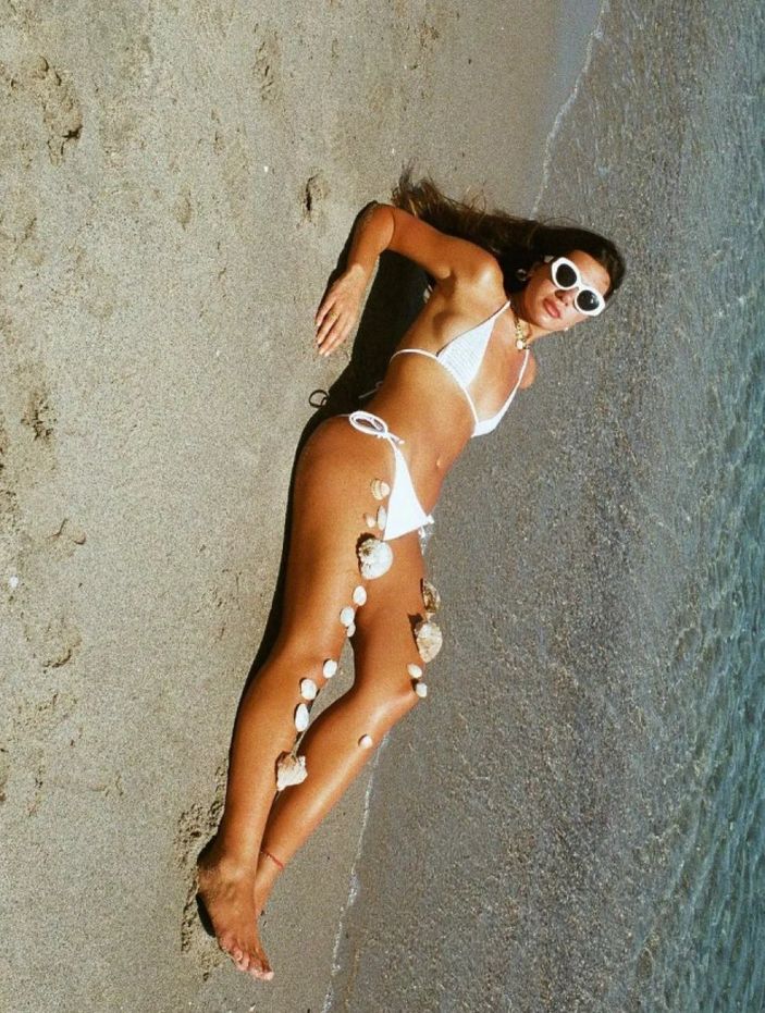 Fenomen Sibil Çetinkaya bikini altının iplerini çözdü!