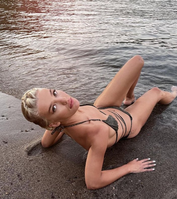 Melisa Döngel bikinisiyle sahile sere serpe uzandı! 'Yaktın ortalığı..'