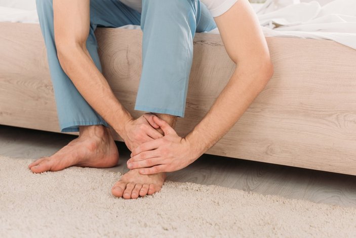 Gece yatarken ayak yanması neden olur? Yanan ayak sendromunun nedenleri ve tedavi için ipuçları