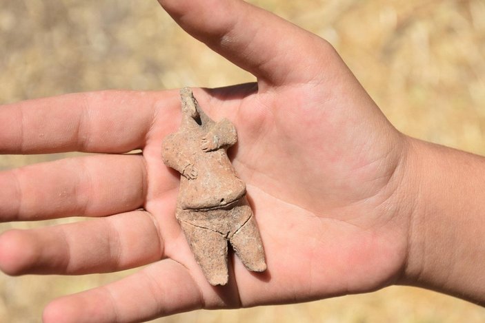 İzmir’de 7 bin 800 yıllık kadın figürlü heykelcik bulundu