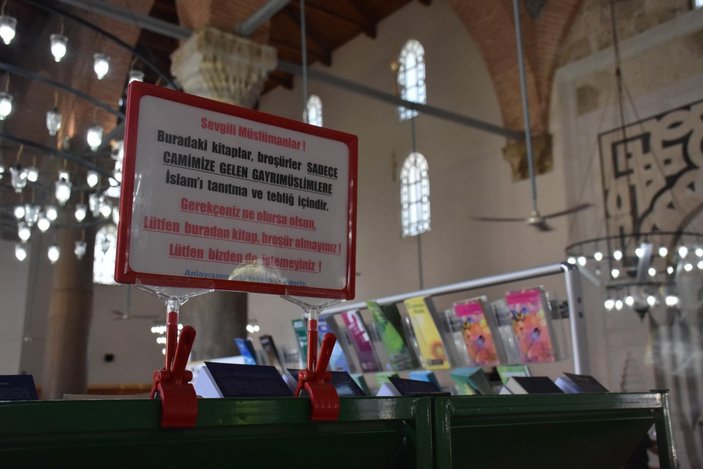 İzmir’de, imamın turistlerle olan iletişimi takdir topladı