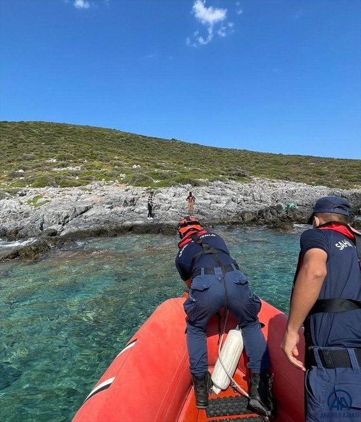 İzmir'de Yunan unsurlarının denize attığı 11 düzensiz göçmenden 3'ü boğuldu